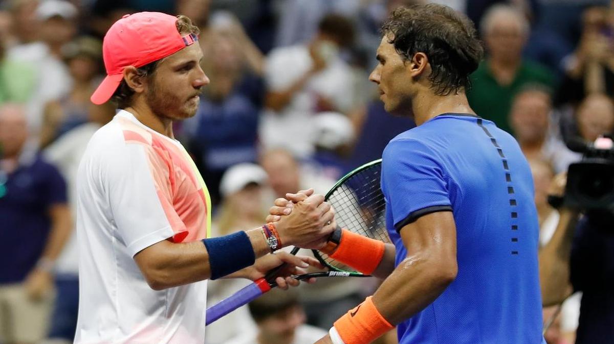 Lucas Pouille (izq.), de Francia, saluda a Rafael Nadal, de España, después de vencerlo en la cuarta ronda del U.S. Open, el domingo 4 de septiembre del 2016, en Nueva York.
