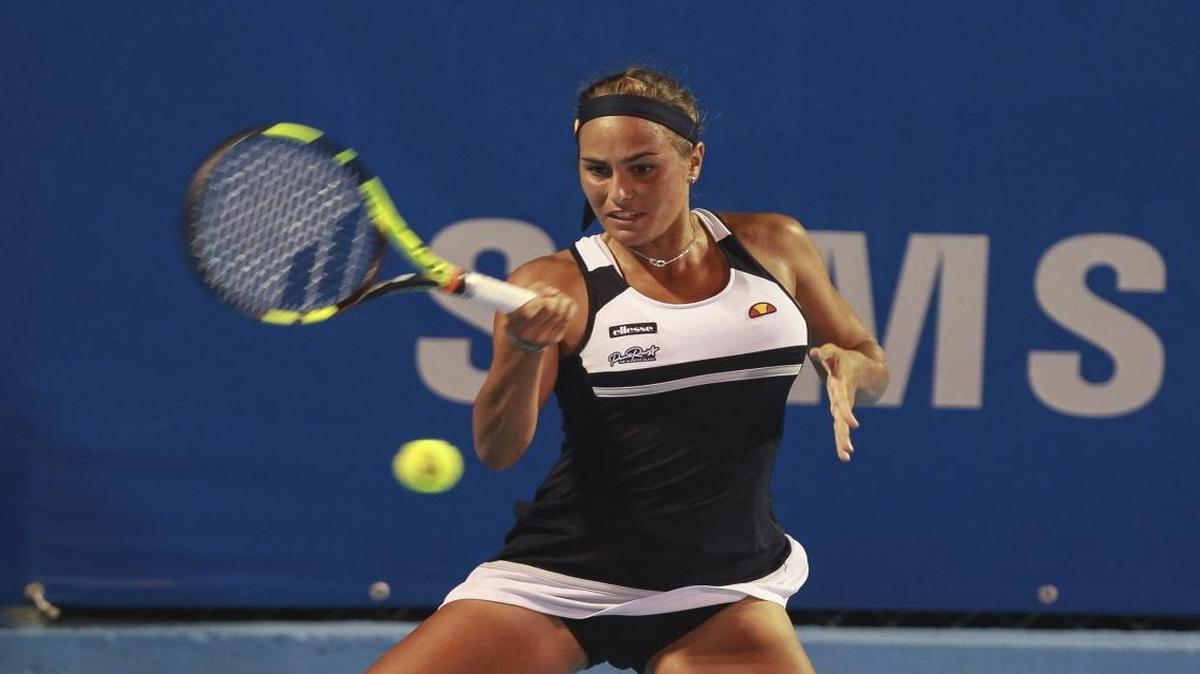 La tenista puertorriqueña Monica Puig devuelve una bola a la belga Yanina Wickmayer, en un partido el 24 de febrero de 2016, durante la tercera jornada del Abierto mexicano de tenis celebrado en Acapulco.