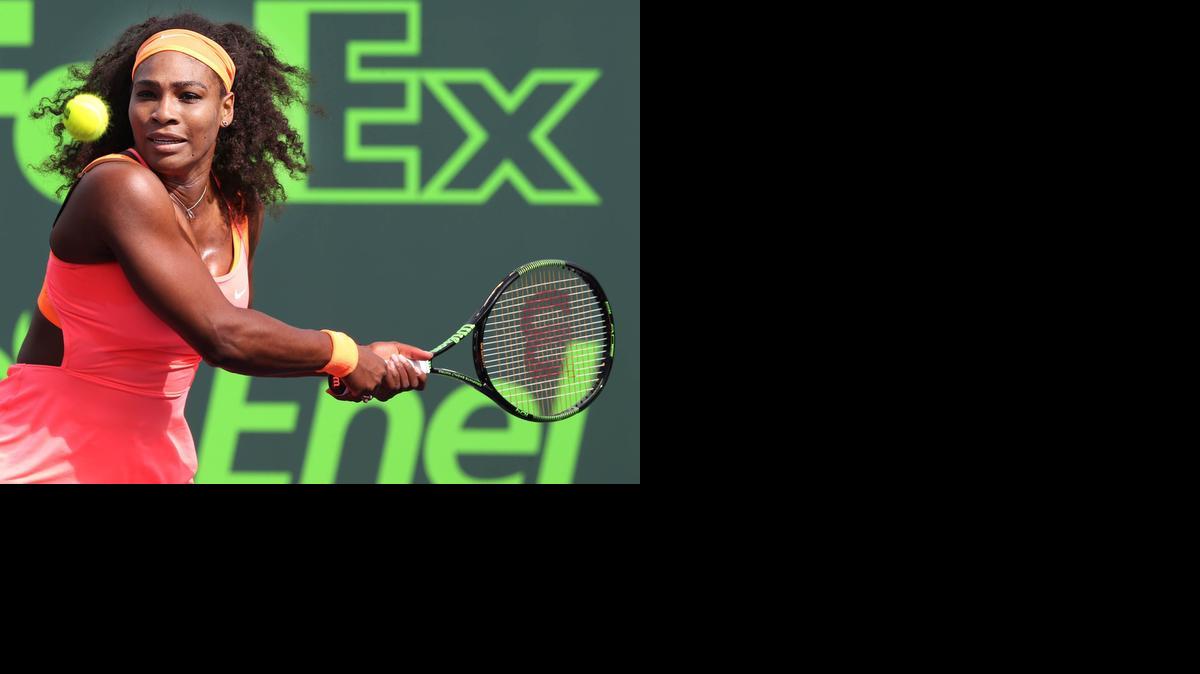 
La estadounidense Serena Williams retorna la bola a la rumana Monica Niculescu en el triunfo 6-3 y 6-1 el sábado en el Open de Miami.
