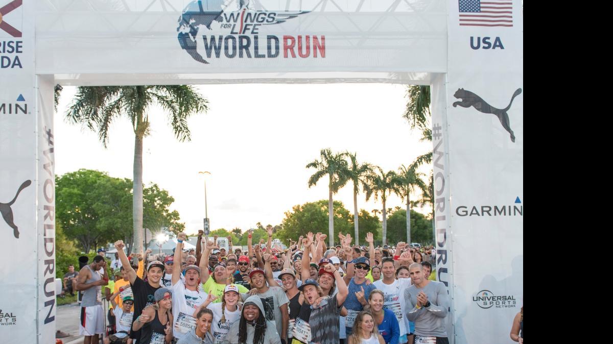 
Eric LeGrand, exjugador de football de la Universidad Rutgers con los participantes de la carrera Mundial Wings for Life World Run en Sunrise.
