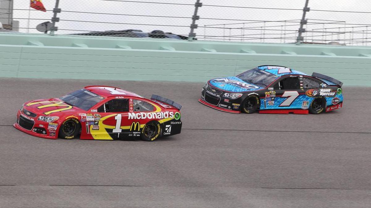 Jamie McMurray #1 y Alex Bowman #7 durante una sesión de práctica el viernes, 20 de noviembre 2015 para la carrera Ford EcoBoost 400 que se celebrará el domingo en el Homestead Miami Speedway.