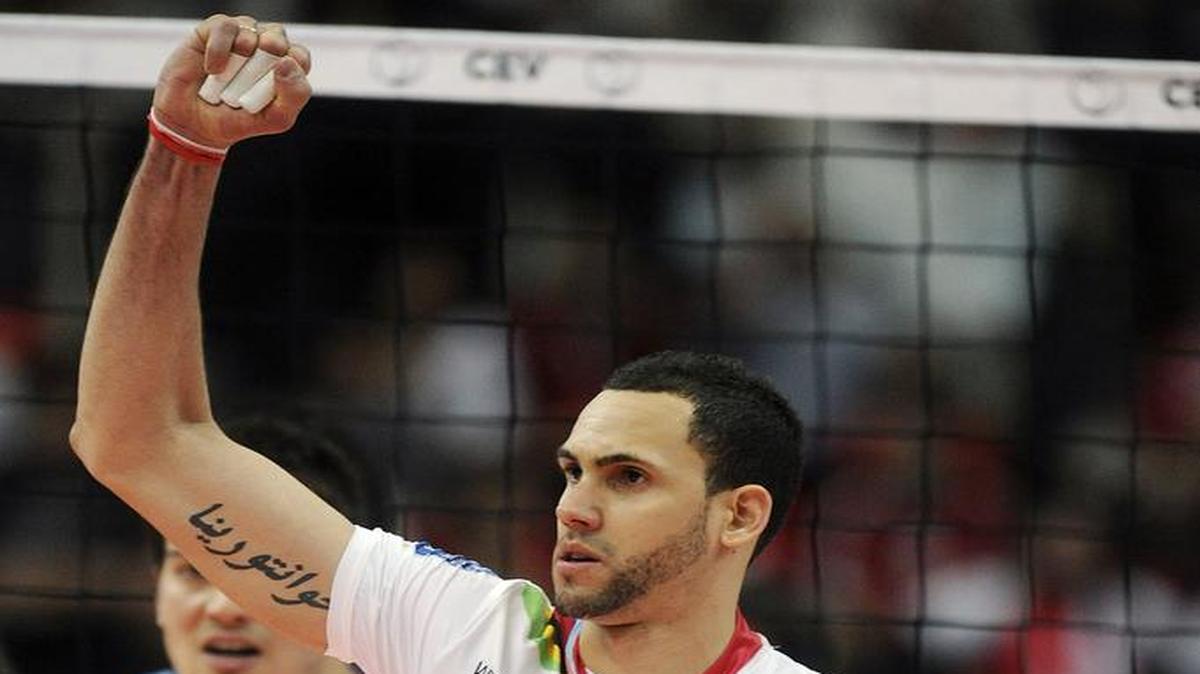 
Osmany Juantorena ha sido cuatro veces campeón del Mundial de clubes con el Trentino italiano y tres veces el Jugador Más Valioso de ese evento. Emigró de Cuba en 2007 y se radicó en Italia, donde fichó este año con el Lube Macerata.
