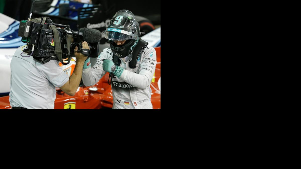 
El piloto de Mercedes Nico Rosberg festeja tras conquistar la pole del GP de Abu Dhabi el sábado.


