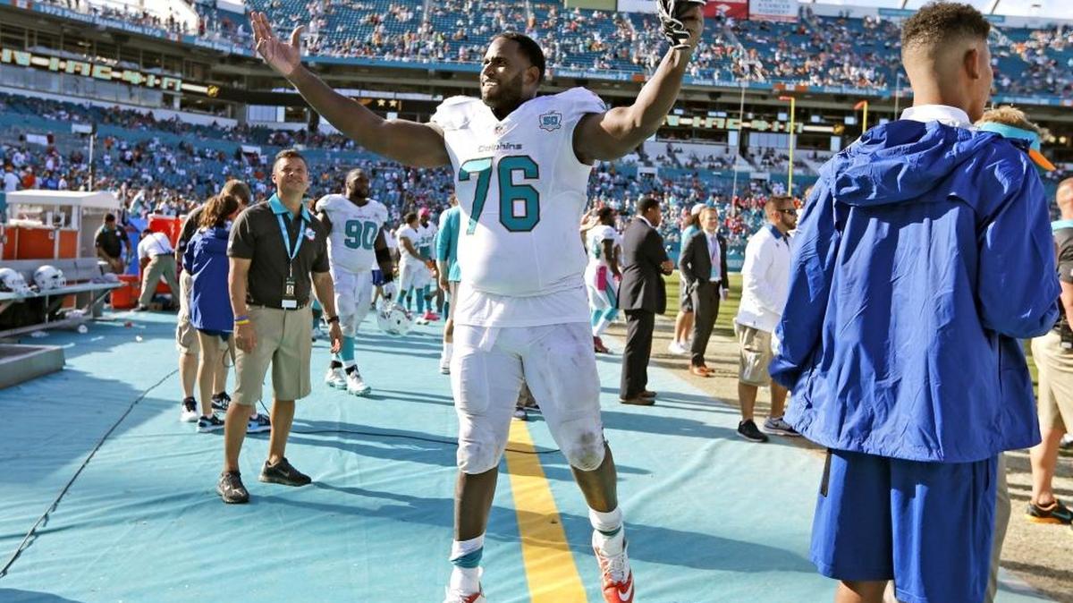 El offensive tackle de los Dolphins Branden Albert (76) motiva a los aficionados en el partido contra los Texans en Miami, el 25 de octubre del 2015.