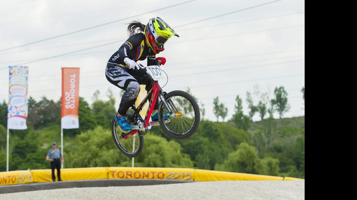 
La ciclista Mariana Pajon Londono, de Colombia, durante la competición de ciclismo BMX hoy, 10 de julio, en los Juegos Panamericanos 2015, que se celebran en la ciudad de Toronto, en Canadá. 
