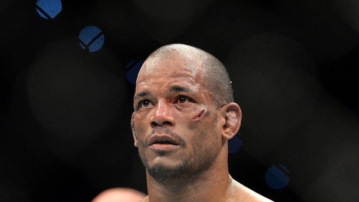 Héctor Lombard muestra un profundo corto en la cara luego de la pelea con Neil Magny, en peso welter en UFC el sábado 20 de marzo del 2016 en Brisbane, Australia.