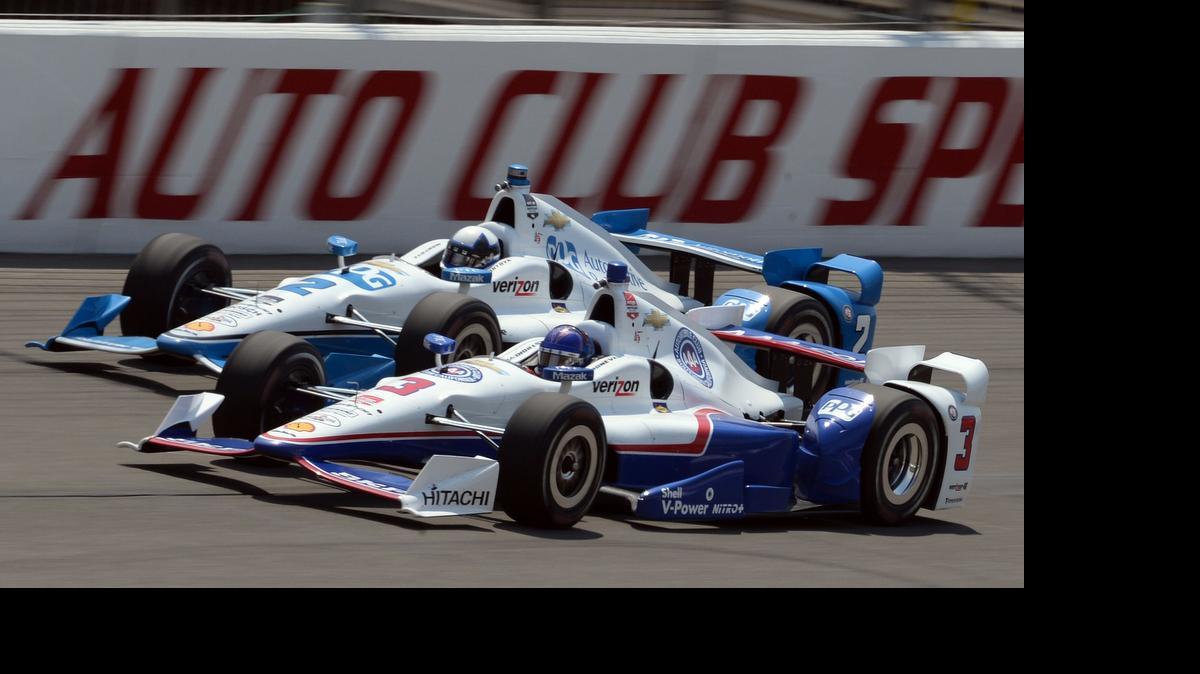 
Helio Castroneves (3) y Juan Pablo Montoya (2) en la segunda sesión de prácticas, el viernes en Fontana, Calif.
