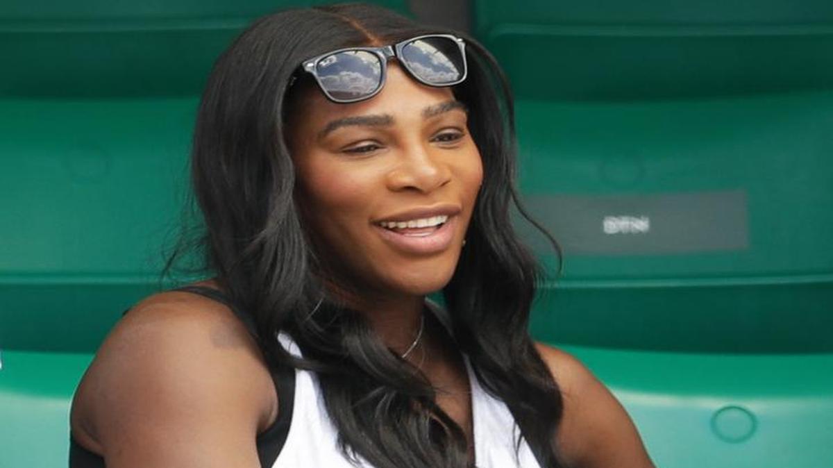 Serena Williams mira a su hermana Venus en acción en el partido contra la japonesa Kurumi Nara, en el Abierto de Francia, en París, el 31 de mayo del 2017.