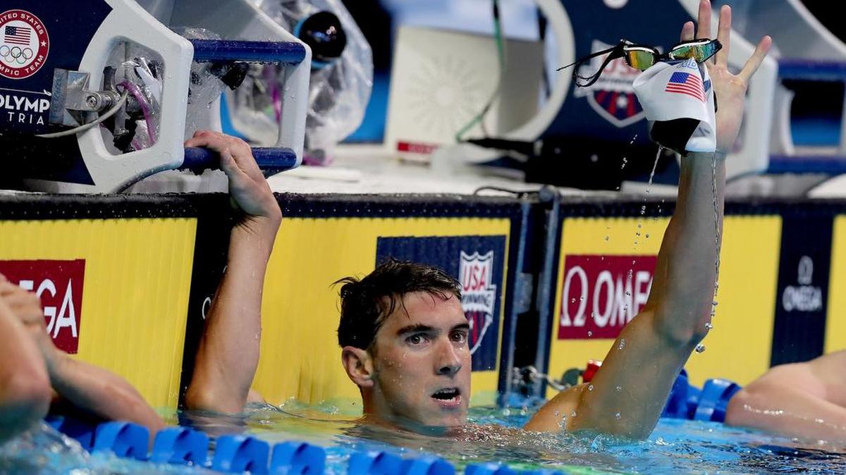 El nadador estadounidense Michael Phelps celebra tras ganar los 200 metros mariposa y clasificar a los Juegos Olínpicos de Brasil 2016.