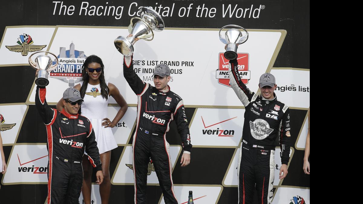 
Juan Pablo Montoya (izq.), Will Power (centro) y Graham Rahal en el podio, el sábado en Indianápolis. Es el tercer podio del colombiano en la presente temporada.
