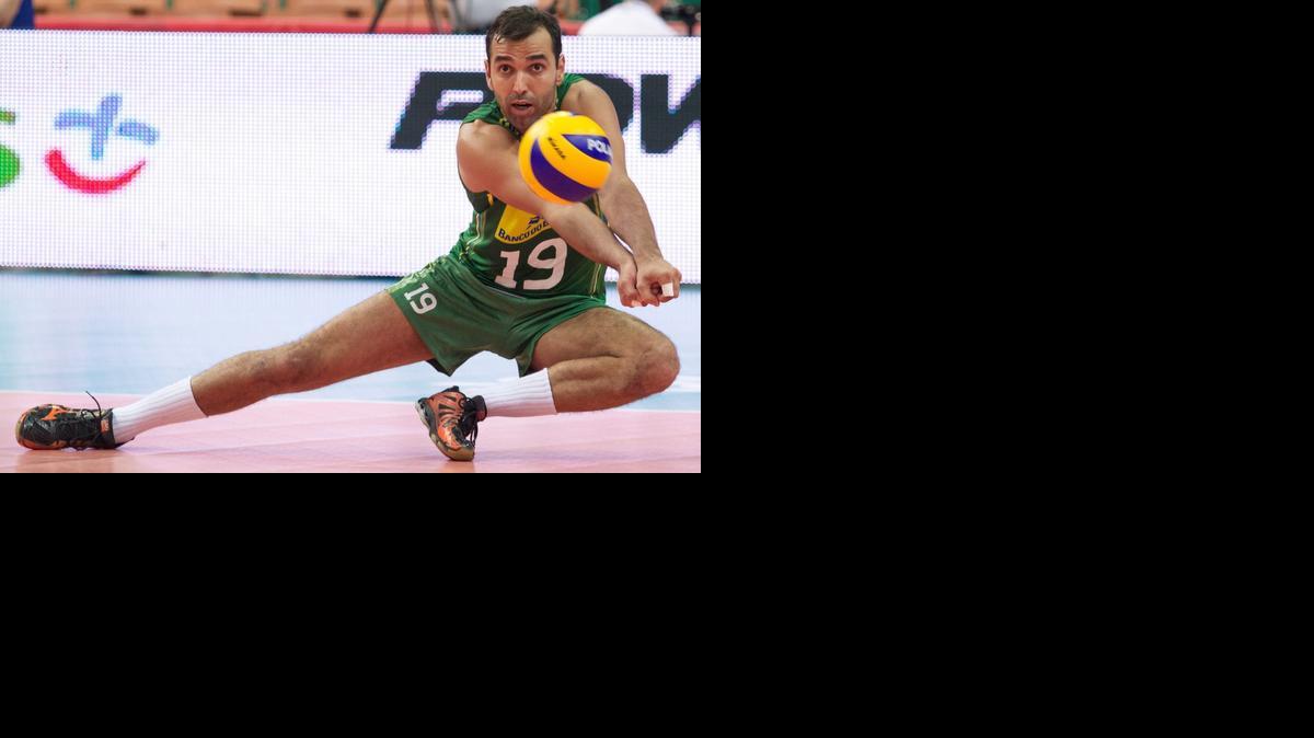 
El jugador brasileño Mario Da Silva Pedreira recibe el balón durante el partido con China, en la segunda fase del Mundial de voleibol en Katowice, Polonia.


