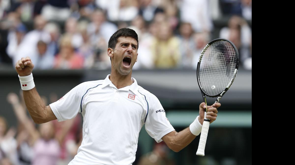 
Novak Djokovic de Serbia celebra luego de derrotar a el suizo Roger Federer en la final de los Campeonatos de Wimbledon en el All England Lawn Tennis Club de hombres, en Londres, Inglaterra, 12 de Julio de 2015. Djokovic ganó 7-6(1), 6-7(10), 6-4, 6-3.

