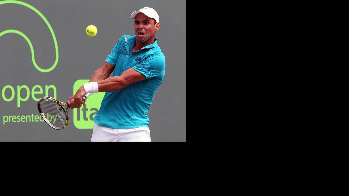 
El colombiano Alejandro Falla devuelve una bola durante su partido contra el alemán Michael Berrer al cual derrotó 6-7, 6-4, 6-4 este jueves en el Miami Open.


