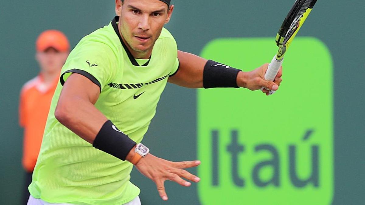 RAFAEL NADAL devuelve la pelota contra Dudi Sela en el Miami Open el 24 de marzo.