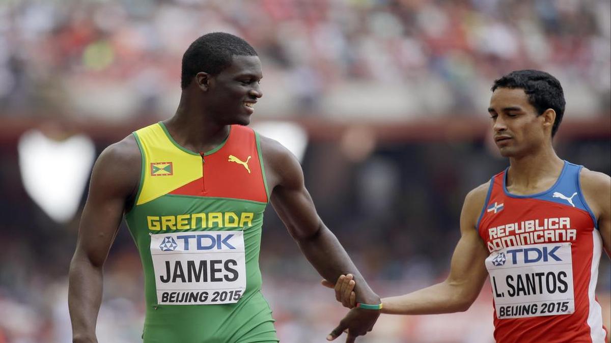 
El corredor dominicano de 400 metros Luguelín Santos (der.) saluda al atleta de Granada Kirani James, quien ganó una de las rondas de semifinal del Mundial de Atletismo, el lunes 24 de agosto del 2015.
