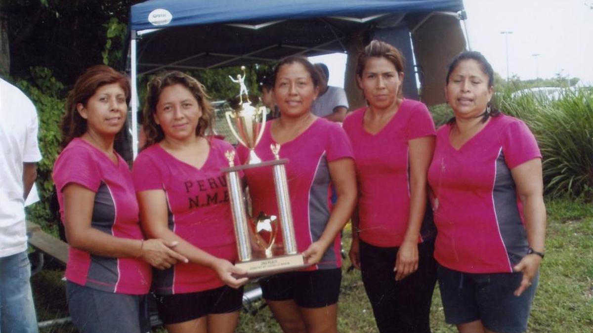 
Escuadra de Perú NMB con su capitana Mary Reyes y su coach Leito Pinedo y el trofeo conquistado.
