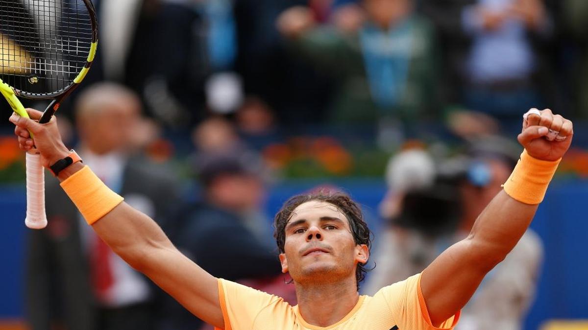 Rafa Nadal celebra tras ganar al italiano Fabio Fognini en el Abierto de Barcelona, el viernes 22 de abril del 2016.