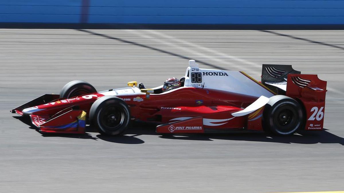 El bólido de Carlos Muñoz durante las pruebas de clasificación del IndyCar Phoenix Grand Prix en el Phoenix International Raceway en Avondale, Arizona, el viernes 1 de abril del 2016.