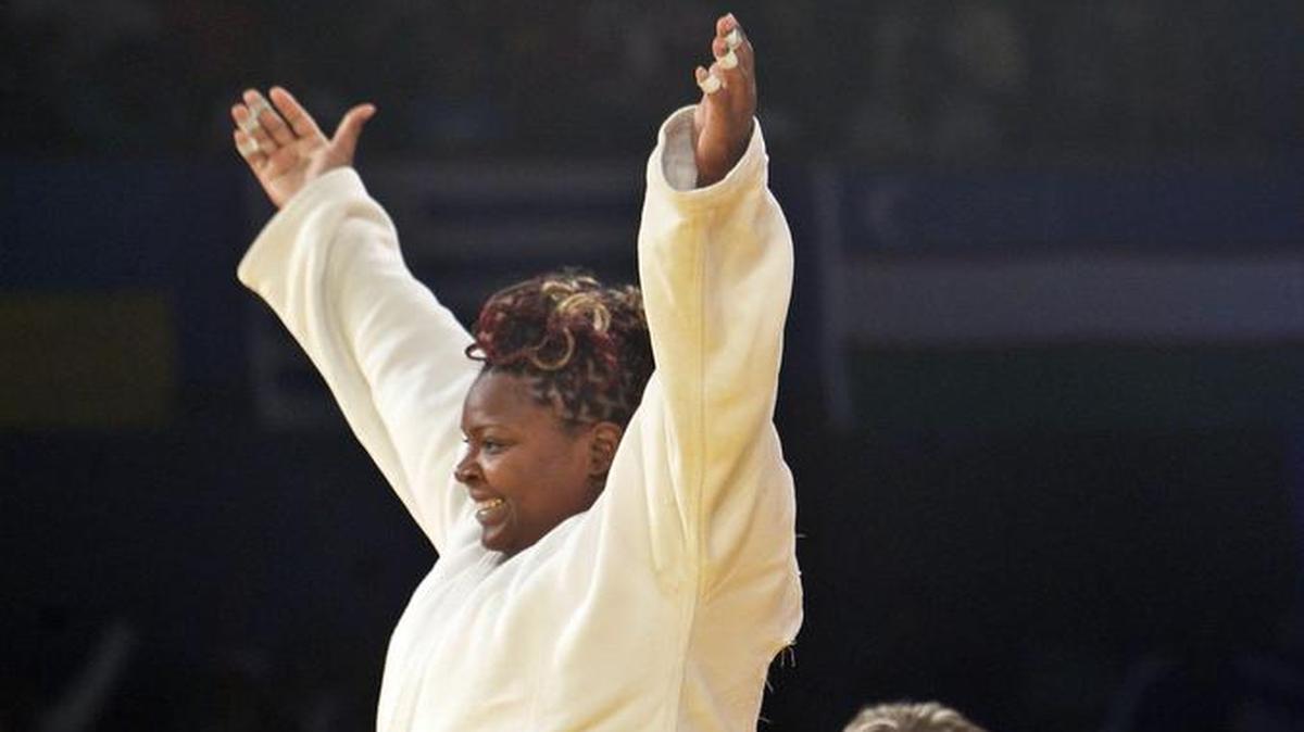 La judoca de Cuba Idalys Ortiz (izq.) celebra al ganar la medalla de oro ante la francesa Lucie Louette Kanning en la categoría de 78 kilogramos para damas, en el Gran Premio de Judo de La Habana, el domingo 24 de enero del 2016.