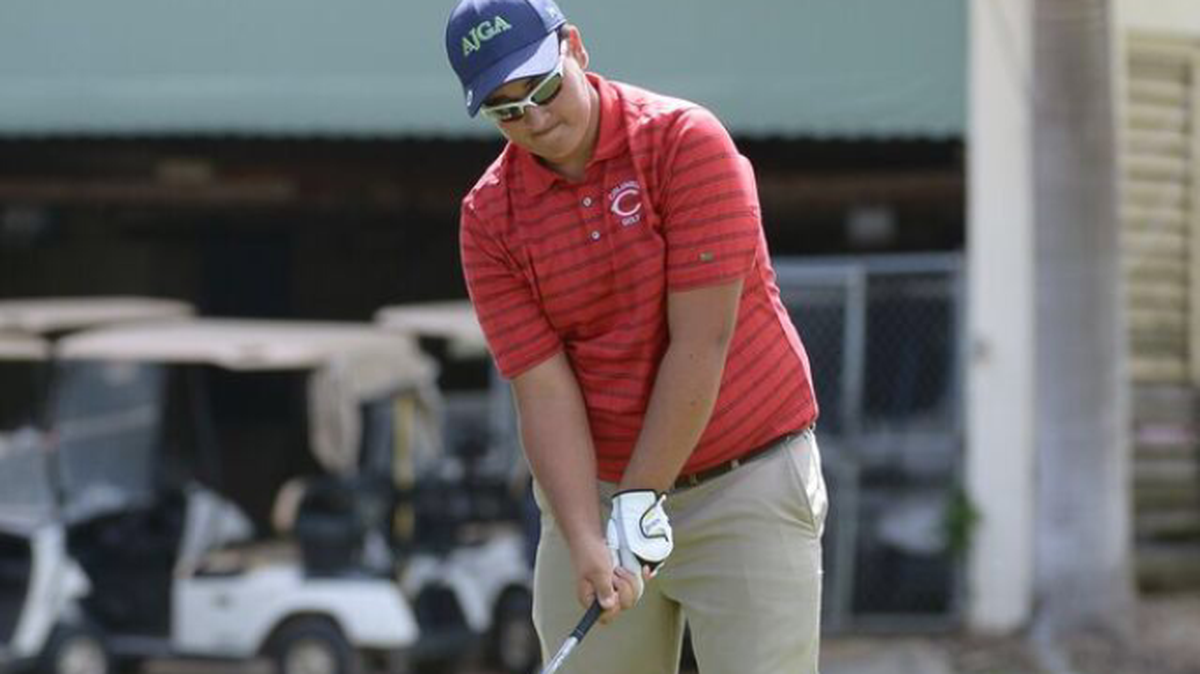 Jake Moscoso, de Christopher Columbus High School, hace swing a una bola.