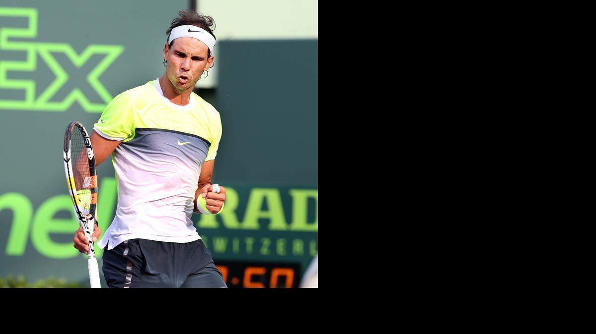 
El español Rafael Nadal festeja luego de anotar un punto ante su compatriota Nicolas Almagro, en el partido d segunda ronda que ambos disputaron este viernes en Key Biscayne. 
