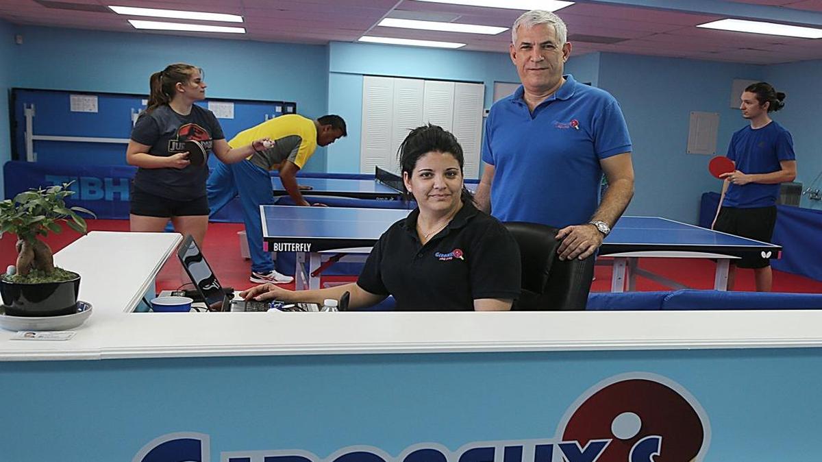 Los dueños del Gironelly's Ping Pong Anait y Rafael Fernández posan el miércoles 29 de marzo en el local ubicado en la 13205 SW y la 137 Avenida, en Kendall.