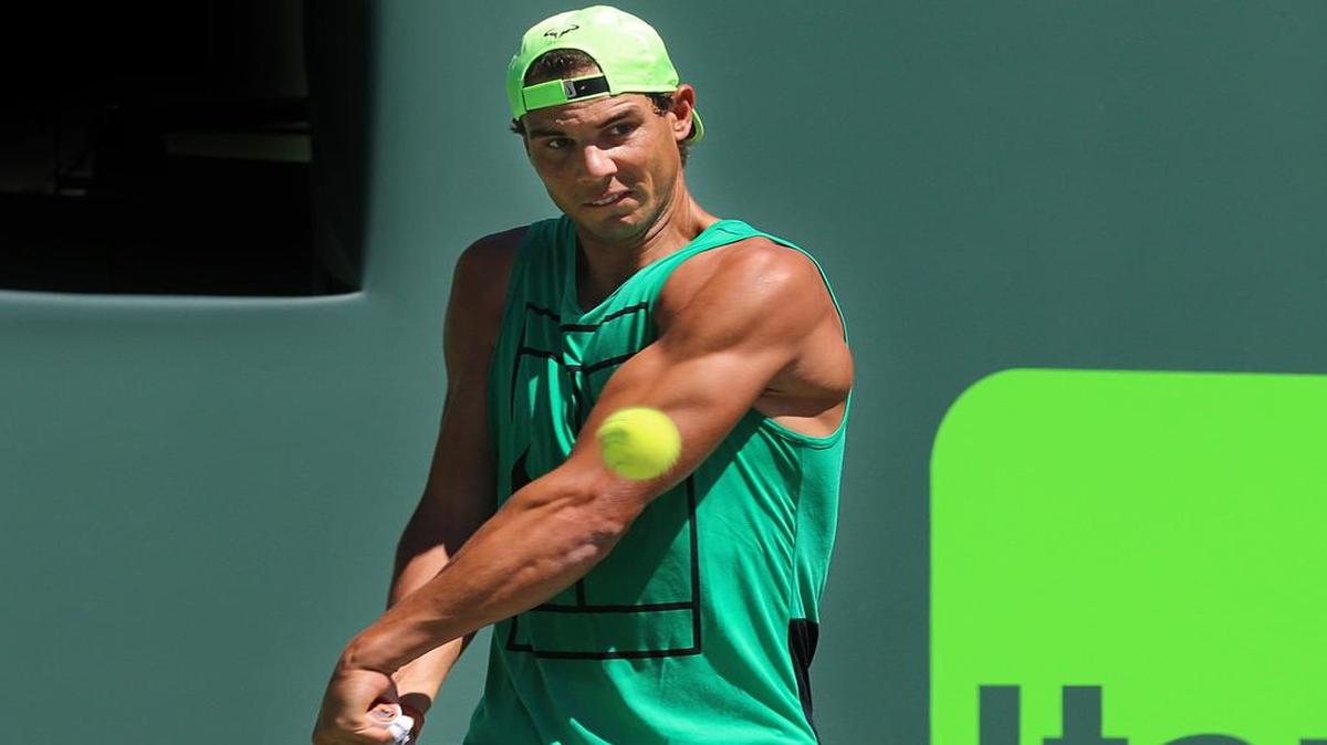 Rafael Nadal devuelve una pelota en un partido de práctica contra el búlgaro Grigor Dimitrov, el martes en el torneo Miami Open, que se celebra en los terrenos de Crandon Park, en Key Biscayne, Florida.