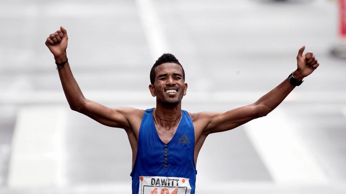 El etíope Dawitt Fikadu Admasu celebra al cruzar la meta y conquistar la 93 edición de la Carrera Internacional de San Silvestre, el 31 de diciembre de 2017, en Sao Paulo, Brasil.