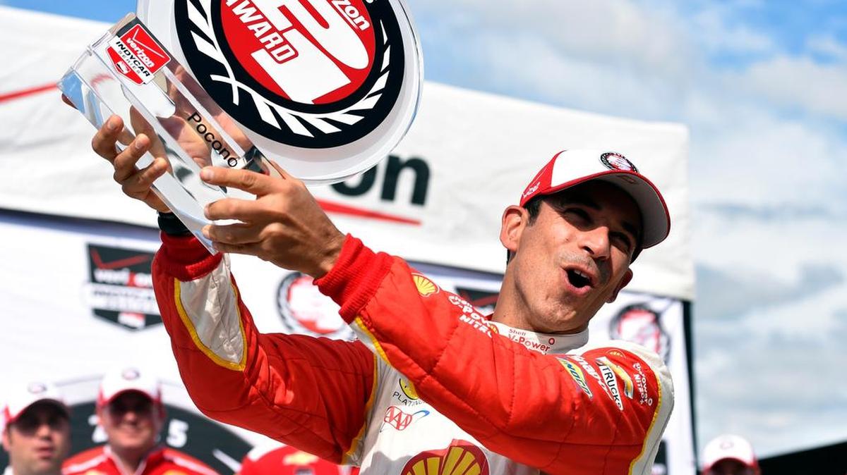 
Helio Castroneves celebra luego de ganar la pole position para la carrera del domingo en la Pocono IndyCar 500, el sábado 22 de agosto del 2015, en Long Pond, Pa.
