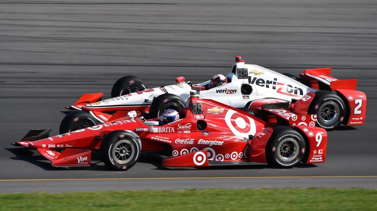 
Juan Pablo Montoya ataca por fuera a Scott Dixon, el domingo en las 500 Millas de Pocono, en Long Pond, Pa.
