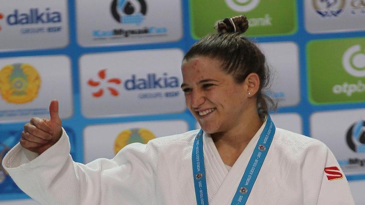 
La argentina Paula Pareto se proclamó por primera vez campeona del mundo de judo al imponerse en la final de menos de 48 kg a la japonesa Haruna Asami, el lunes 24 de agosto del 2015 en Astaná, Kazajastán.

