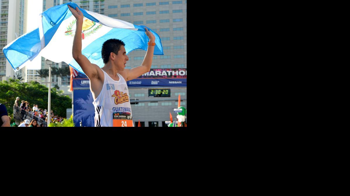 
Luis Rivero Gonzalez, de Guatemala, luego de terminar su participación en el Maratón de Miami, en el 2014.
