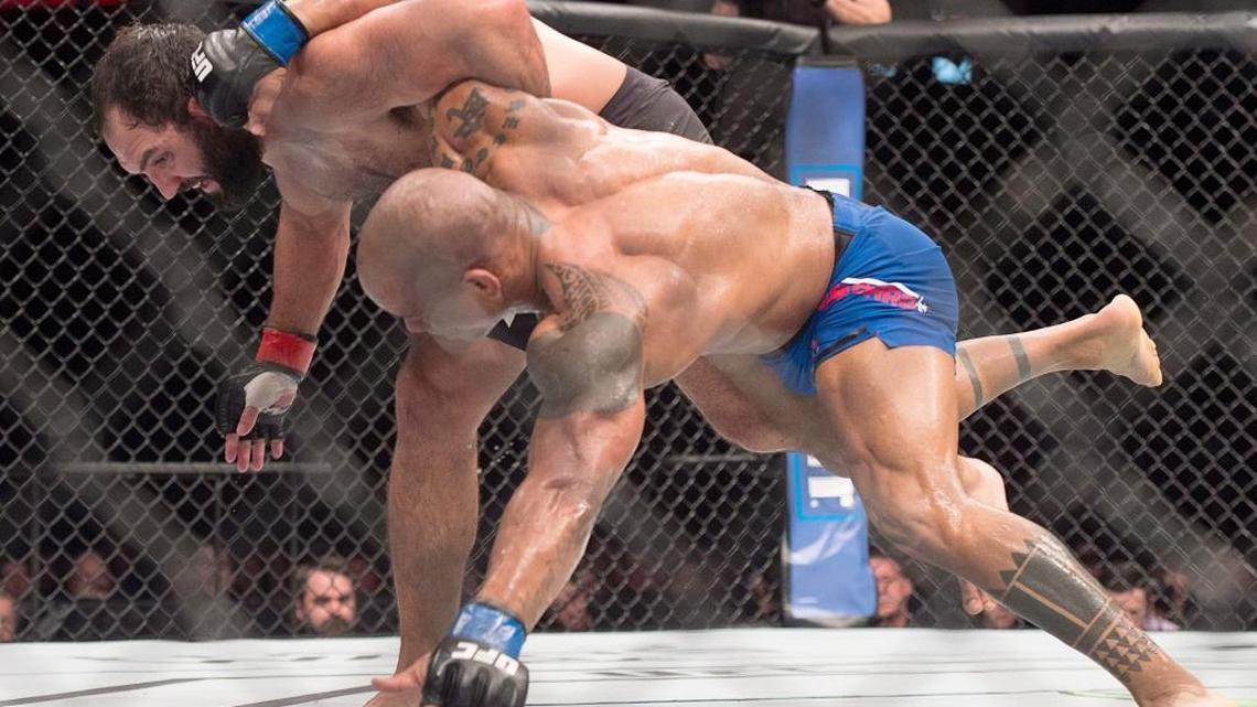 HECTOR LOMBARD (abajo) pelea contra Johny Hendricks el 19 de febrero del 2017 en Halifax, Nueva Escocia.