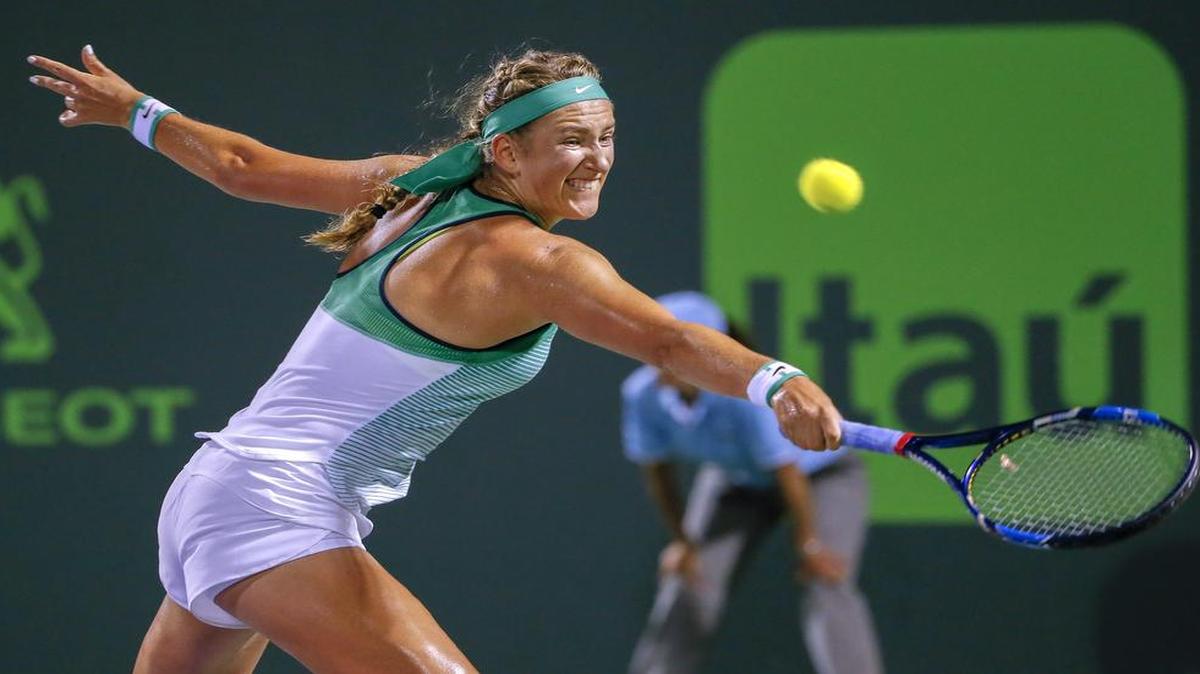 La bielorrusa Victoria Azarenka ante la alemana Angelique Kerber, el jueves 31 de marzo de 2016, durante un juego del Abierto de Tenis de Miami que se disputa en Key Biscayne, Miami.