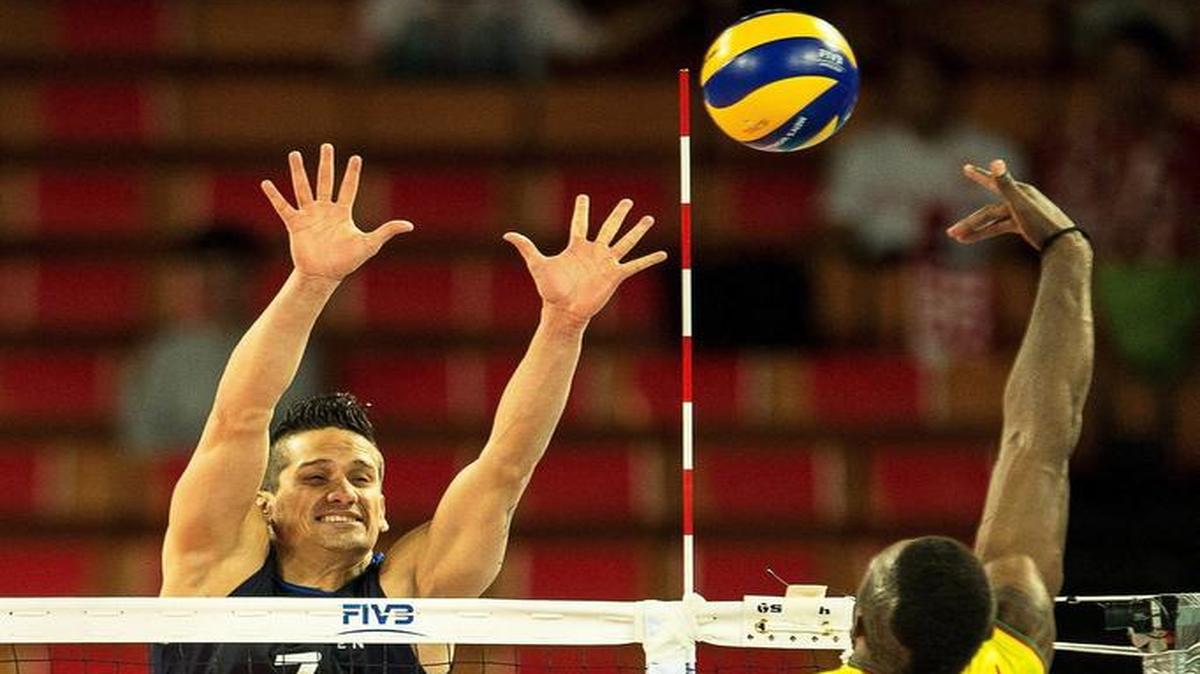 
El jugador venezolano Fernando González (izq.) trata de bloquear el ataque del jugador camerunés Jean Patrice Ndaki, durante el partido del Grupo A que enfrentó a ambos equipos en el Campeonato del Mundo de Voleibol Masculino en Breslavia, Polonia, el 2 de septiembre de 2014. 
