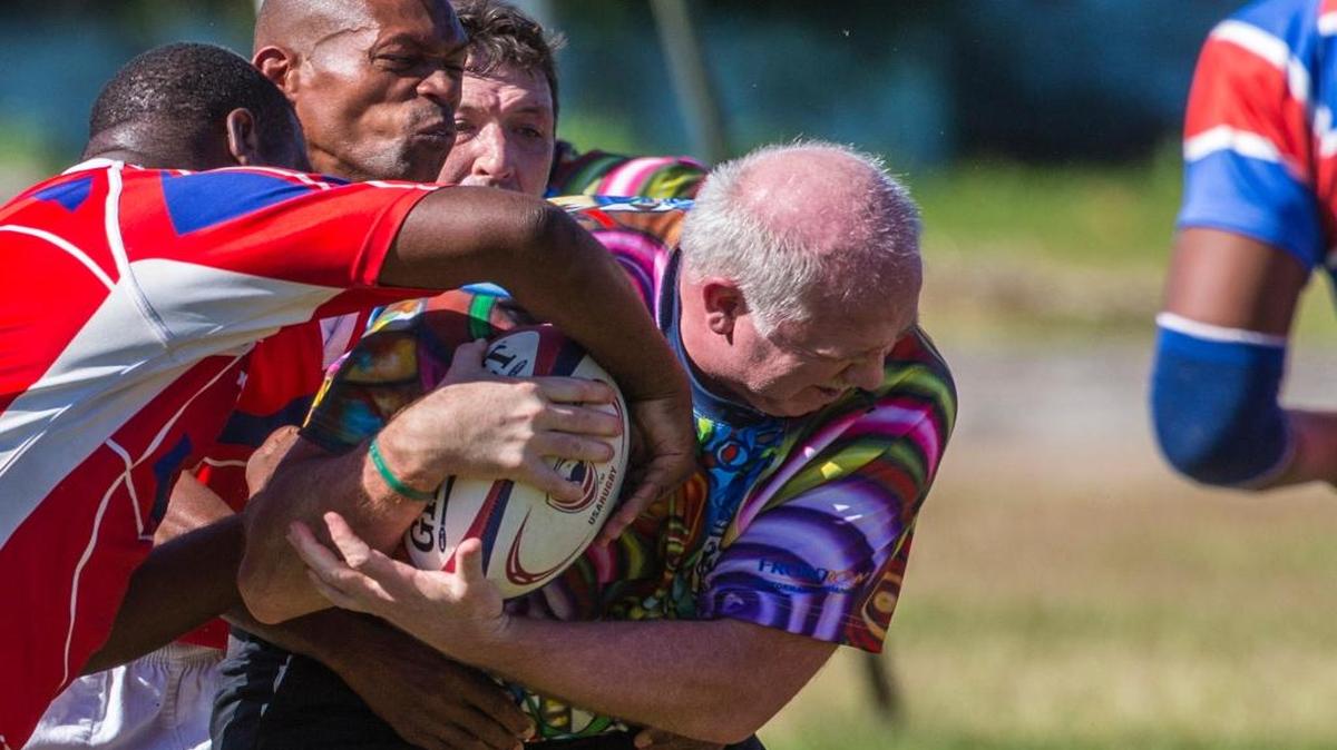 Un jugador de la selección de Estados Unidos (der.) recibe la presión de su rival cubano, en un partido amistoso de rugby aficionado disputado el domingo 15 de enero del 2017 en La Habana.