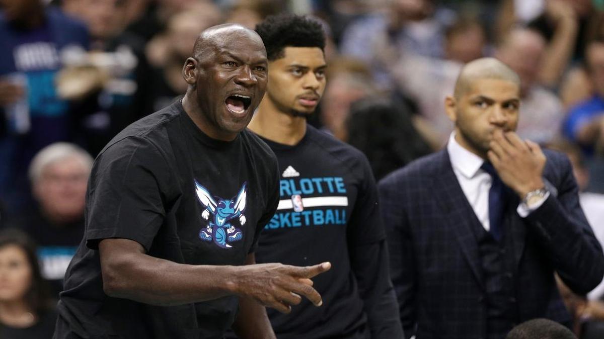El legendario Michael Jordan, propietario de los Hornets de Charlotte, alenta a los suyos en el partido contra el Heat de Miami en Charlotte, Carolina del Norte, el sábado 23 de abril del 2016. 