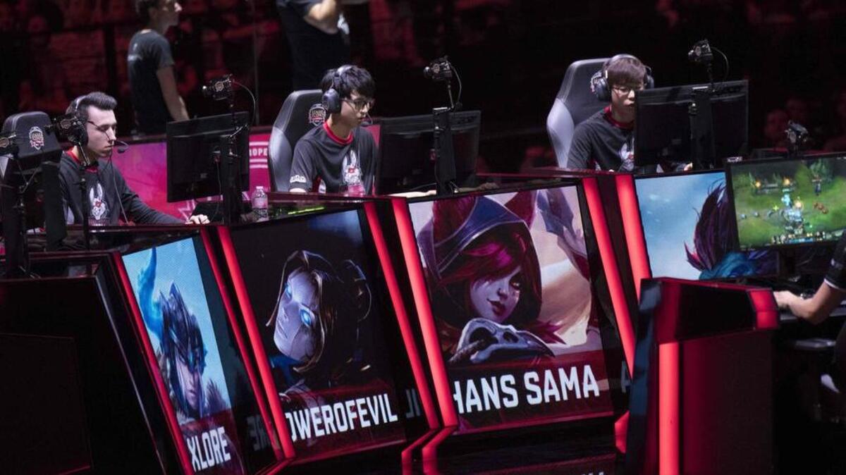 El jugador francés de videojuegos Hans Sama (C) del equipo Misfits Gaming compite con sus compañeros de equipo en la final de la "LCS", la primera división europea del videojuego "League of Legends", entre Misfits Gaming y G2 Esports en AccorHotels Arena. París el 3 de septiembre de 2017.