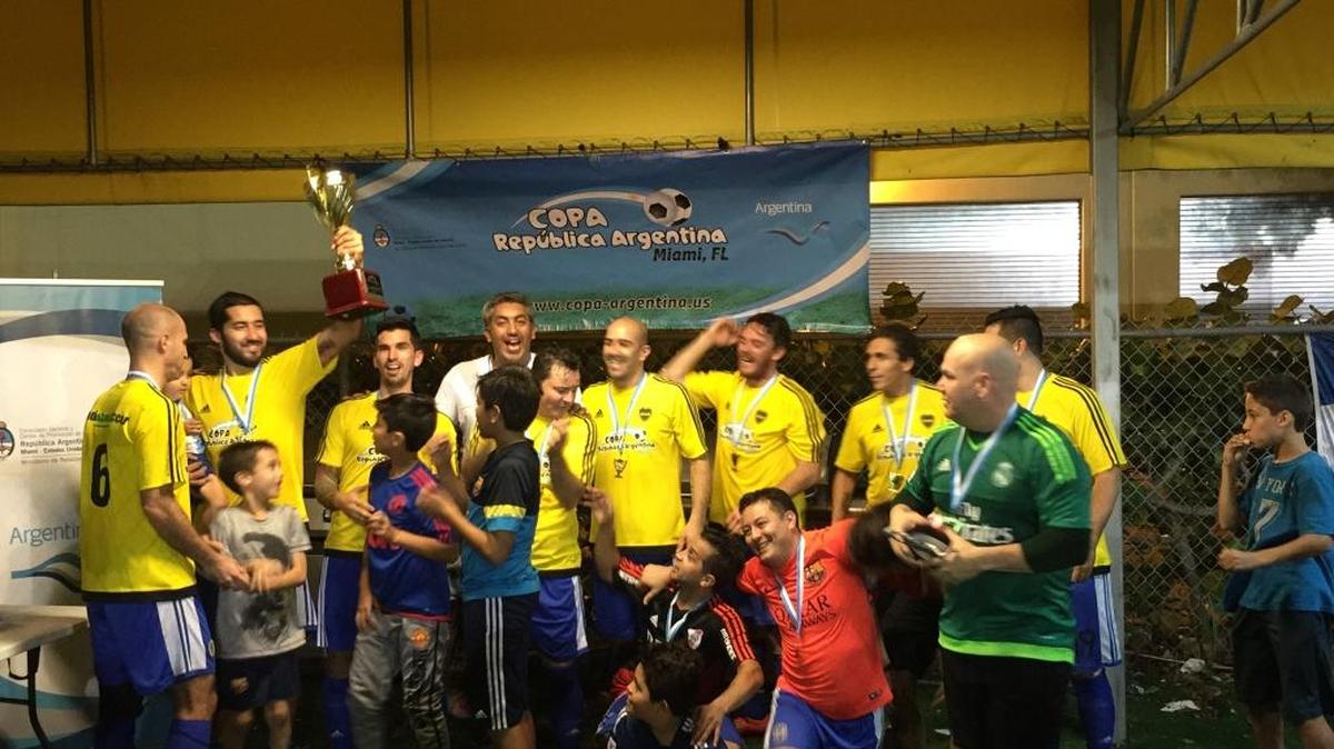 Boca Juniors campeón de la Copa Argentina en Miami con sus capitanes Diego Duhour y Eric Lucero.