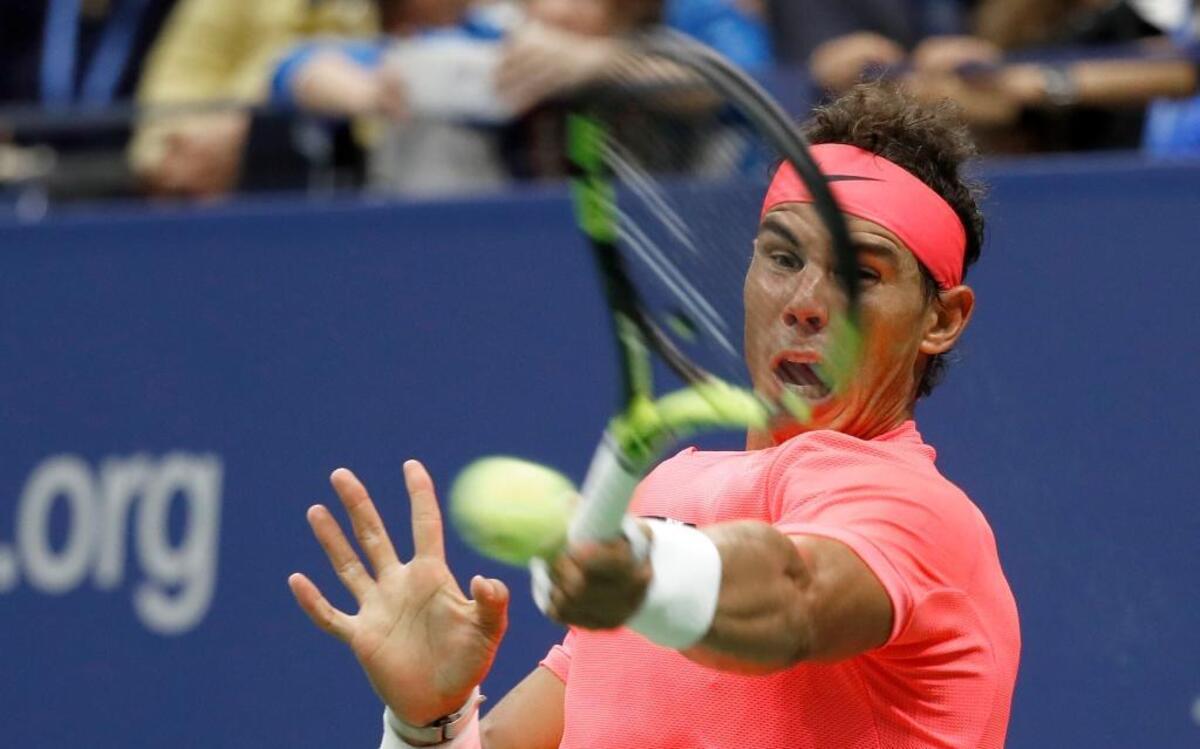 Rafael Nadal, de España, retorna una pelota en el partido contra Andrey Rublev, de Rusia, en los cuartos de final del U.S. Open, la noche del miércoles 6 de septiembre del 2017, en Nueva York.