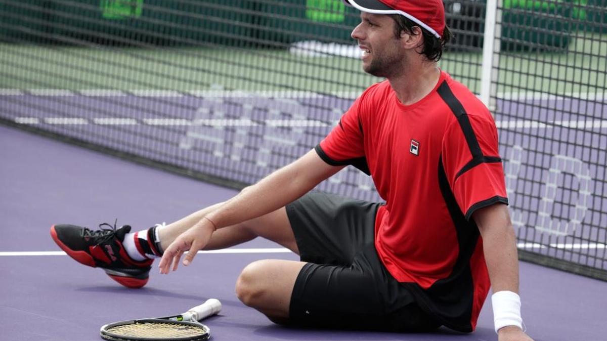 Horacio Zeballos, de Argentina, queda en el piso luego de un match point contra Fernando Verdasco, de España, en el Miami Open, el domingo 27 de marzo del 2016, ein Key Biscayne, Fla. Zeballos ganó 1-6, 6-4, 7-6 (4).