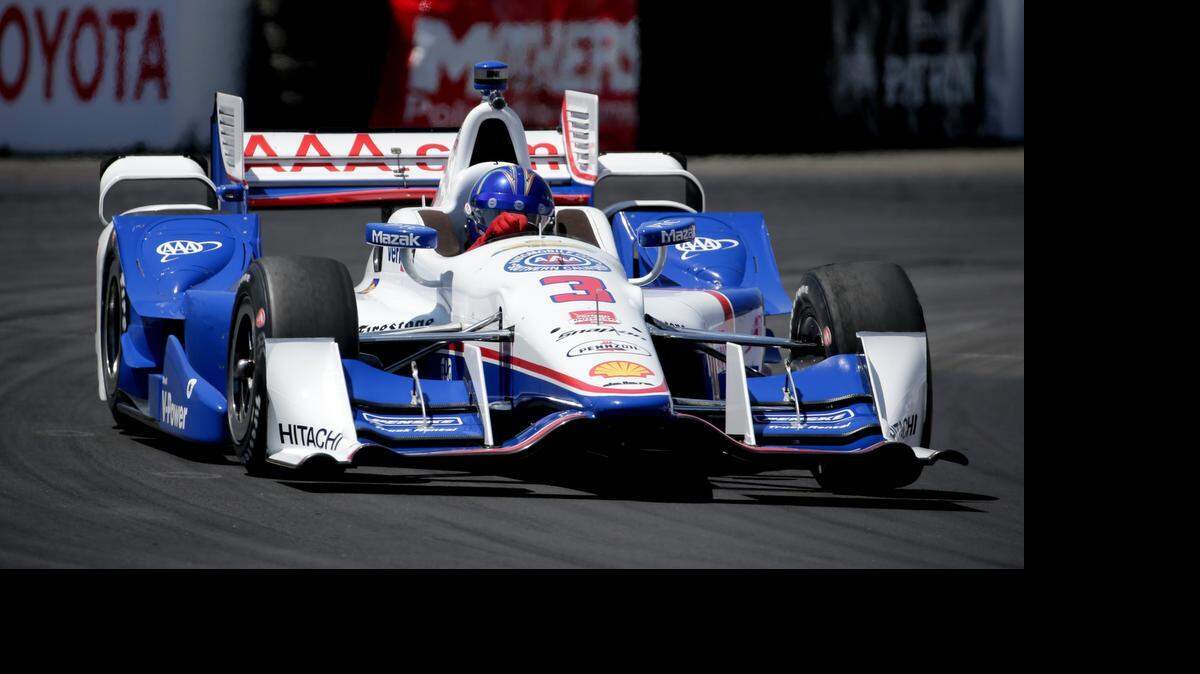 
Helio Castroneves conduce su bólido durante las clasificaciones, el viernes en Long Beach, California.
