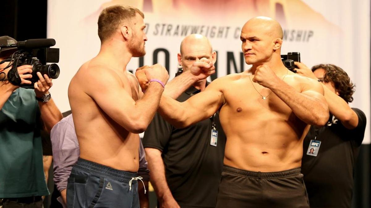 Stipe Miocic (izq.) y Junior Dos Santos en la pesada, el viernes 12 de mayo del 2017, en Dallas, un día antes de la cartelera UFC 211.