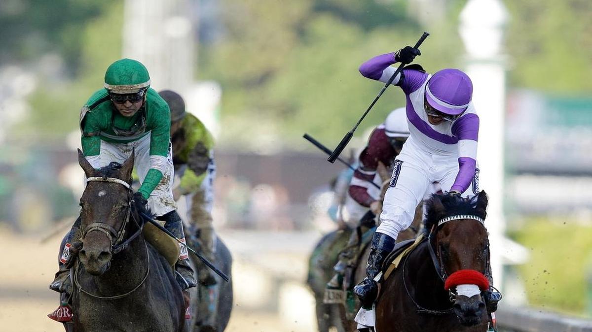 Mandando con la fusta, el jinete mexicano Mario Guitiérrez (der.) conduce a Nyquist a la victoria en el 142 Kentucky Derby en el hipódromo de Churchill Downs, el sábado 7 de mayo del 2016, en Louisville, Ky.