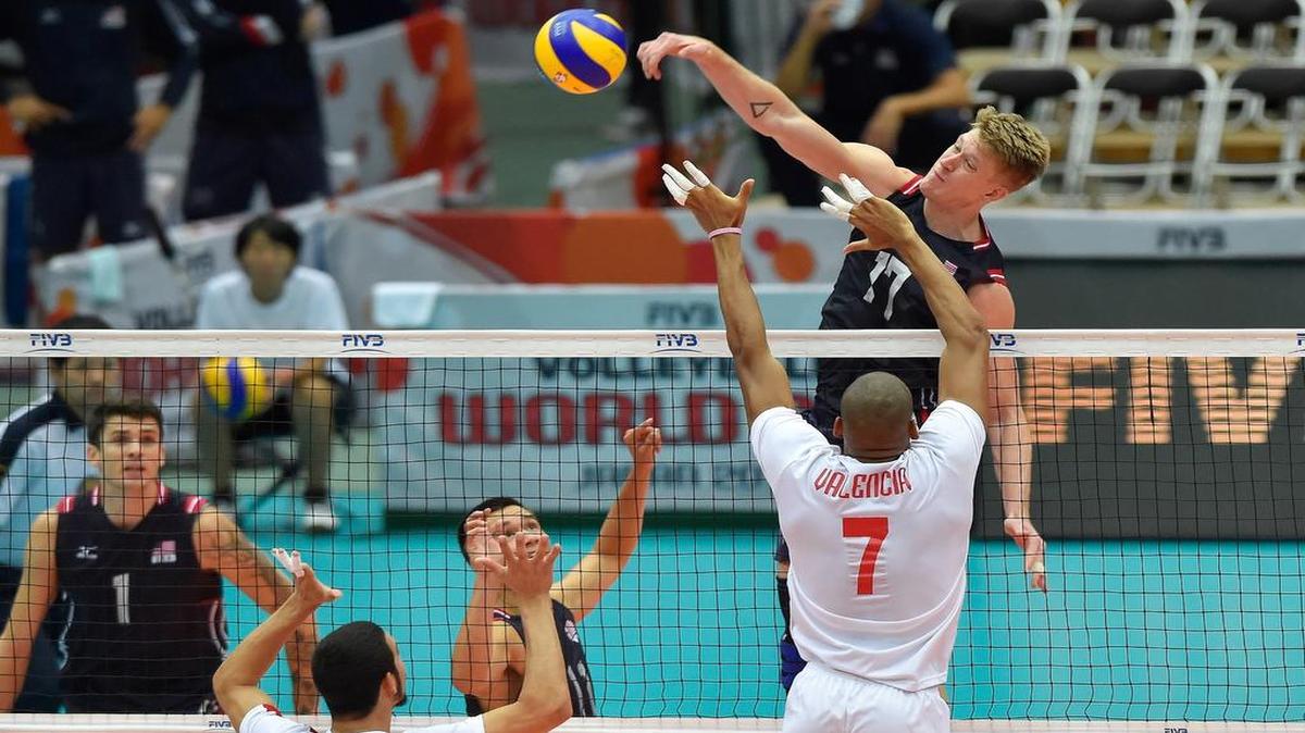 
El jugador de Estados Unidos Maxwell Holt (#17) ataca ante el bloqueo de un jugador de Venezuela, en el partido efectuado el 16 de septiembre del 2015 en la Copa Mundial de Voleibol en Osaka, Japón.
