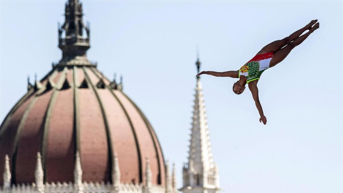 La mexicana Adriana Jiménez ganó la medalla de plata en clavados de altura, este sábado en Budapest, al finalizar segunda en el concurso que se celebró en el espectacular marco del río Danubio por detrás de la australiana Rhiannan Iffland, que logró el oro.