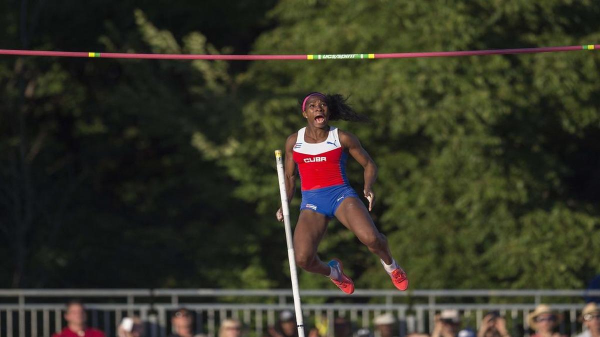 La cubana Yarisley Silva realiza el salto que le dio la medalla de oro en el salto con pértiga en los Juegos Panamericanos de Toronto, el 23 de julio del 2015.
