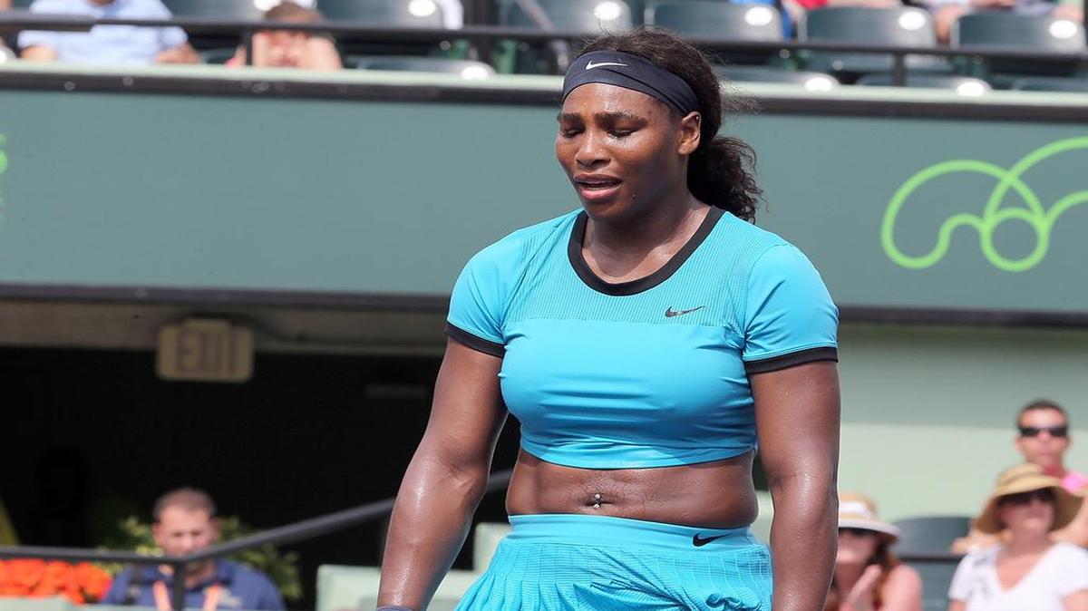 Serena Williams reacciona tras perder con la rusa Svetlana Kuznetsova, en los octavos de final del torneo de tenis de Miami, el lunes 28 de marzo del 2016.