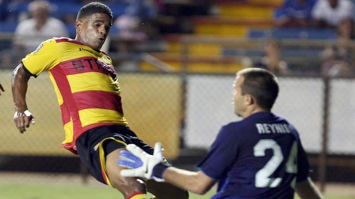 
Yaikel Perez, de los Strikers, se lanza a la ofensiva en un choque contra el Cosmos, en septiembre del 2013.
