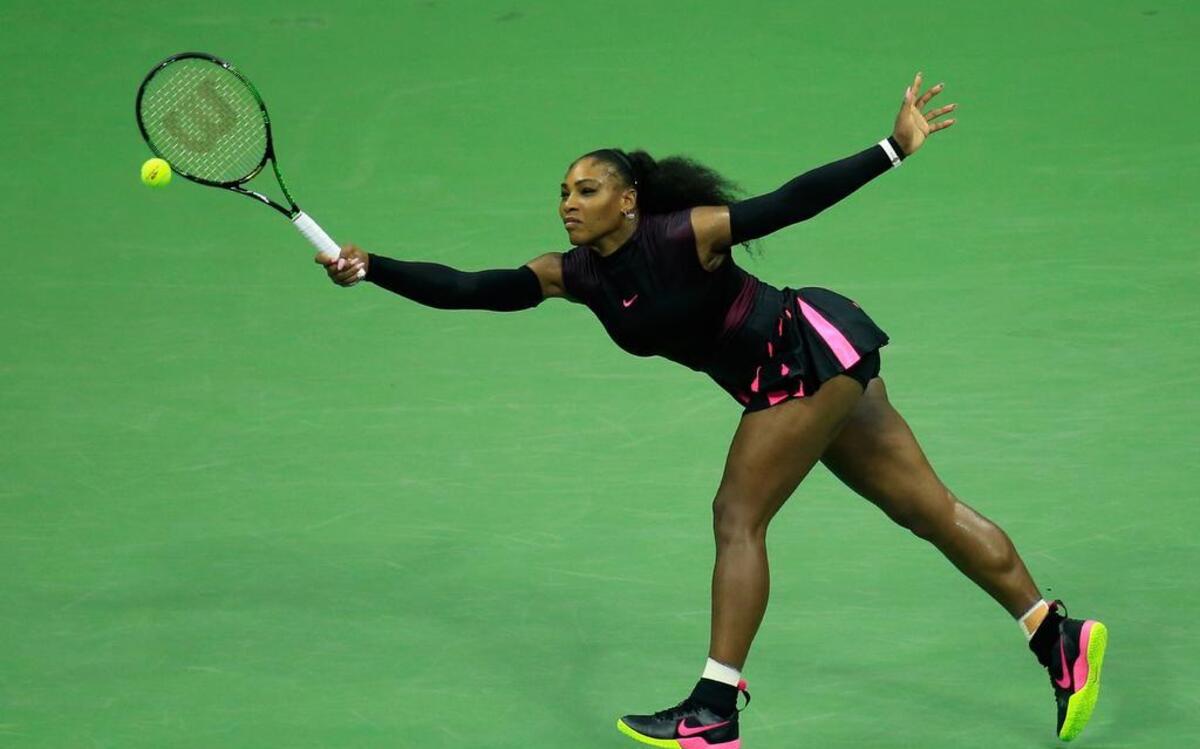 Serena Williams devuelve una pelota en el partido ante la checa Karolina Pliskova, en la semifinal del US Open, el 8 de septiembre del 2016.